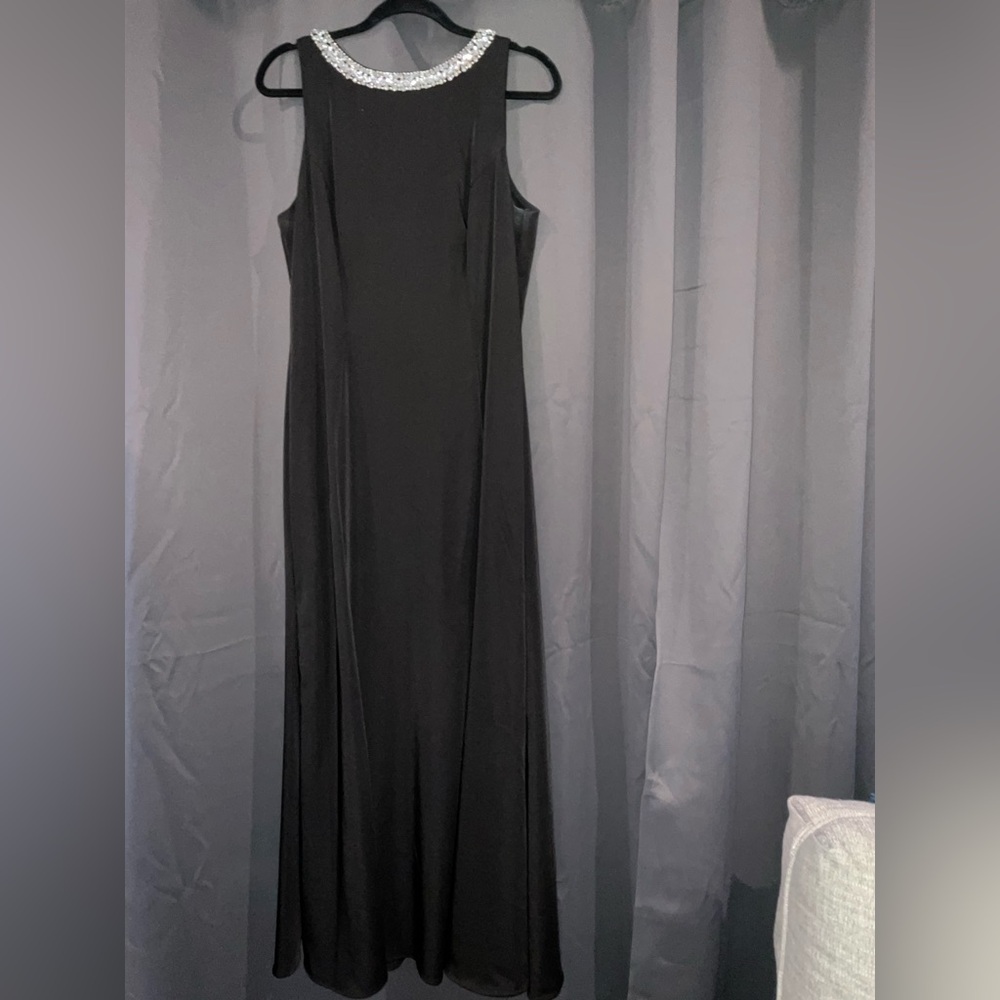 ILEEN by Mac Duggal Black Evening Gown With Embellished Neckline. Size 12